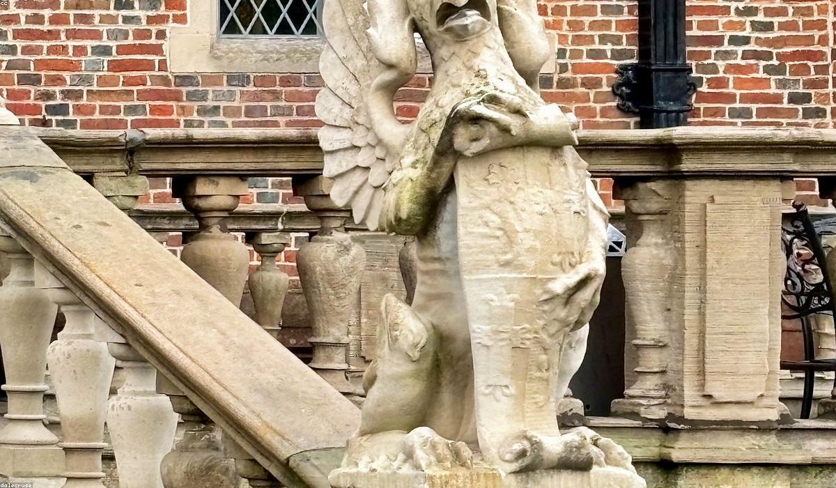 How to Choose the Perfect Chandelier for Your Living Room